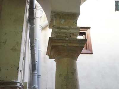 Al primo piano osserviamo altri tre archi retti su colonne tuscaniche... 